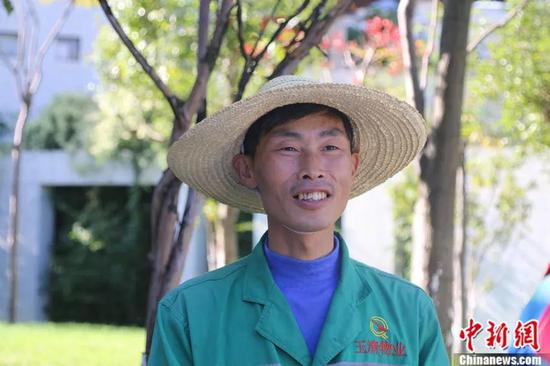 云南中医学院园林保洁员张成刚。云南中医学院提供