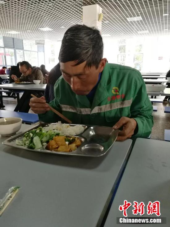张成刚在学校食堂吃午饭。为了省钱寄回家，他连肉都舍不得吃。胡远航摄