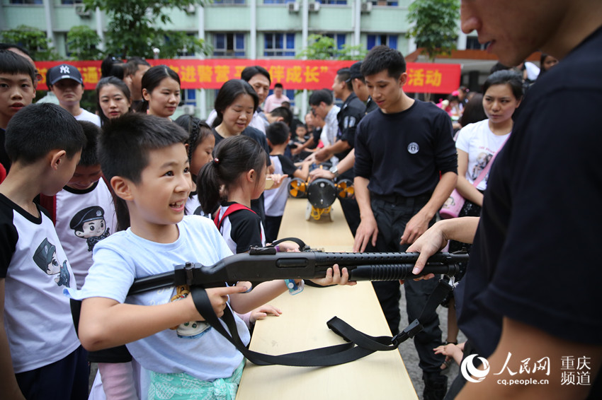6月1日，重庆市公安局特警总队开展“萌宝进警营  平安伴成长”儿童节主题活动。刘政宁 摄