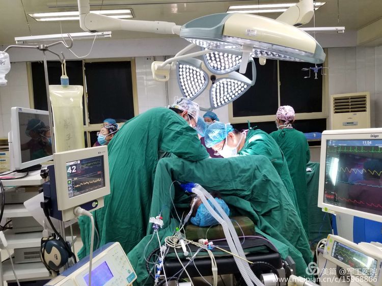 军工医院普外科成功完成高风险肝中叶肿瘤切除术