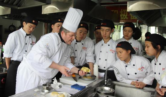 上海曹杨职业技术学校举办法式西餐综合实训成果展示活动