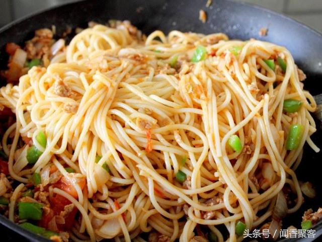 意大利面也被称为意粉，是西餐正餐中最接近中国人饮食习惯的面点