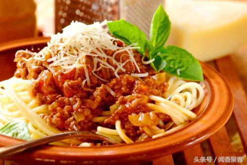 意大利面也被称为意粉，是西餐正餐中最接近中国人饮食习惯的面点