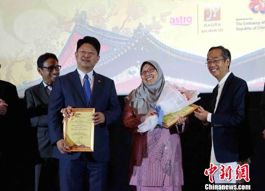 中国驻马来西亚大使白天(左二)和马来西亚总理署副部长符芝雅(右二)等出席推介仪式。　陈悦 摄