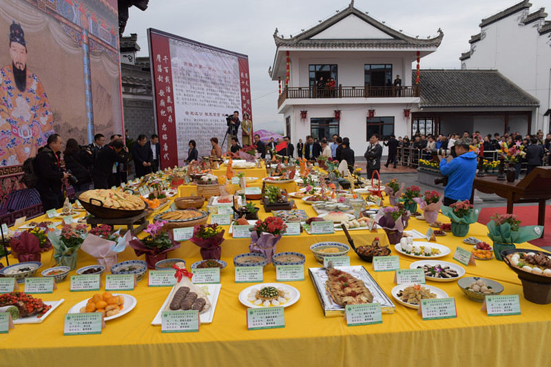 “吃货”动起来 第七届徽菜美食文化旅游节盛大开锣