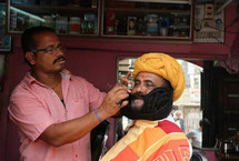 印男子蓄6.7米胡子破世界紀錄印度男子吉達爾·維亞斯(Girdhar Vyas)蓄有總長22英尺(約6.7米)的胡子，是目前世界上最長的。為使胡子柔滑，吉達爾每天都要花上3個小時來打理它。
【詳細】
國際新聞︱國際熱圖