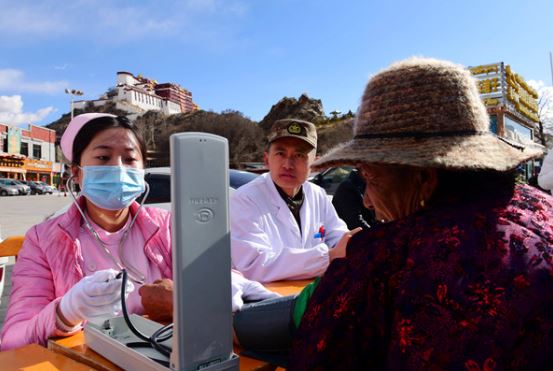 西藏军区总医院开展学雷锋义诊活动