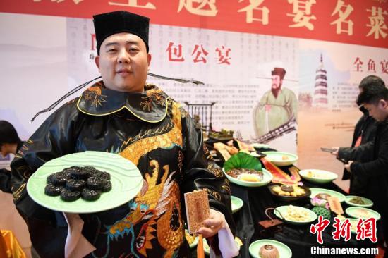 2018中国徽菜博览会开幕 小龙虾变身“手捧花”