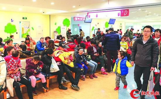 图说：上海市儿童医院泸定路院区，候诊区内满是来看病的孩子和家长 新民晚报记者 王凯 摄