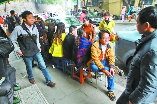 重庆:高龄夫妻为生二娃通宵排队做试管婴儿