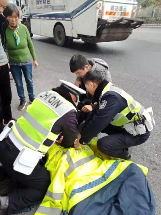 女子突发疾病躺倒在地丈夫急坏 杭州交警爱心施救