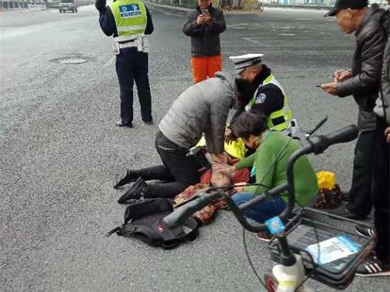 女子突发疾病躺倒在地丈夫急坏 杭州交警爱心施救