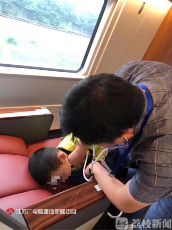 高铁上男童腹痛剧烈南京急诊医生展开生命接力