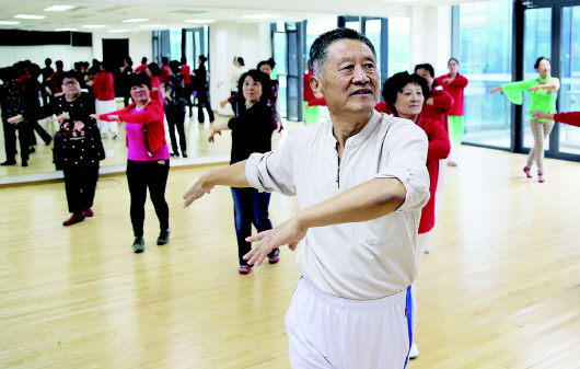 跳舞吧!70岁老伯和老伴带领社区老姐妹跳舞健身