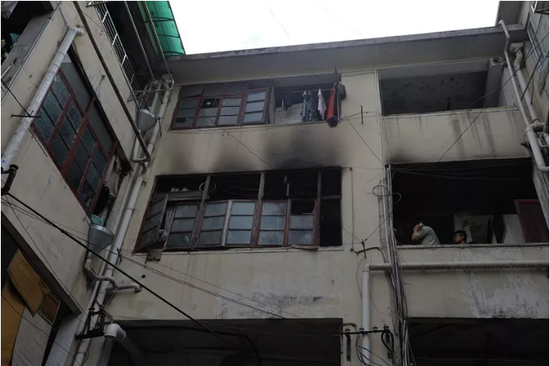 消防正在勘察三楼过道着火部位  杭州市上城区公安局供图