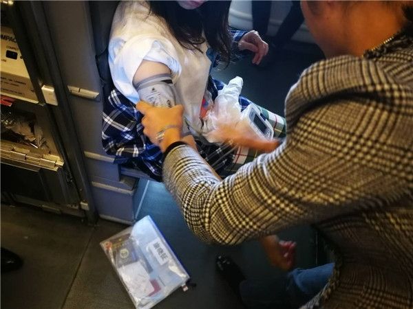 法航飞机上韩国少女突发疾病 四川医生紧急救治