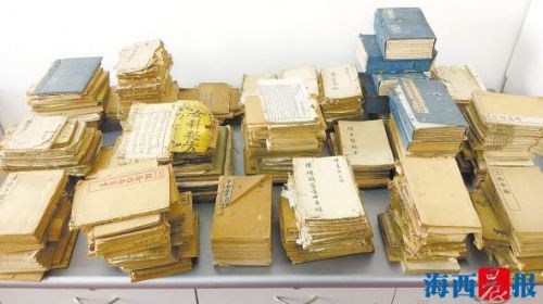 厦门市民向同安区图书馆捐出421册家传古医书