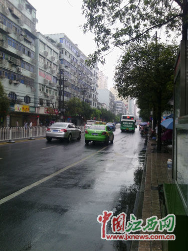 “9·3”阅兵，许多像张师傅一样的南昌公交车司机照常穿梭在大街小巷