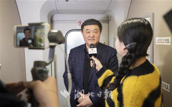3月2日，李杰代表在G516次列车上接受湖北日报全媒记者黄璐采访。（湖北日报全媒记者柯皓 摄）