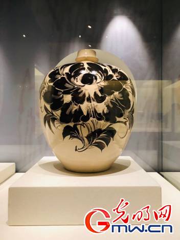 从百余件美工大师陶瓷作品，看新中国成立70年艺术变迁丨短视频