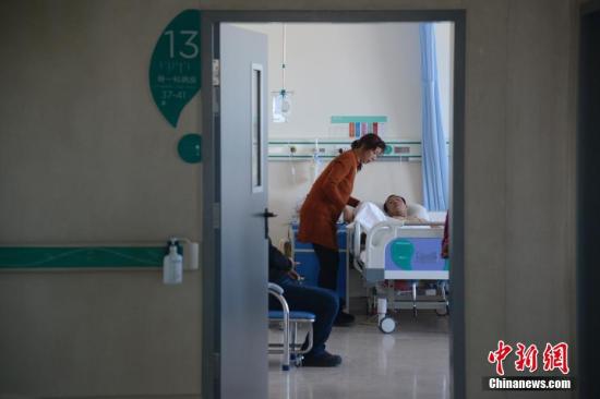 资料图：患者正在一家医院内进行治疗。中新社记者 刘文华 摄