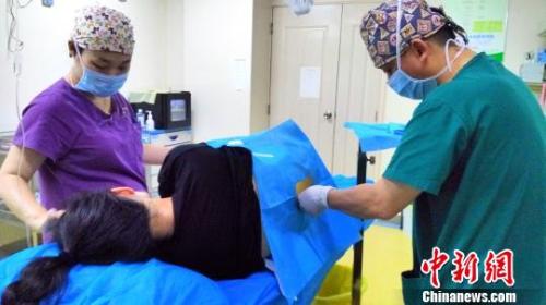 资料图：安徽省妇幼保健院医生在给产妇进行麻醉。