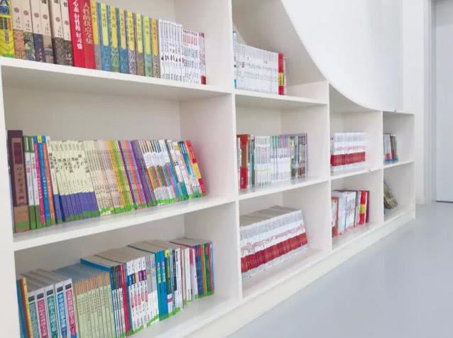 天津临港实验学校图书阅览室感受书籍的魅力