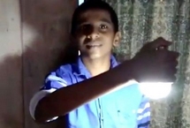 印度一男孩身体触碰灯泡能将其点亮印度一名青少年称自己拥有一项奇异能力，能够通过触碰点亮灯泡，只需将灯泡在其手、脚、甚至头上轻轻触碰一下，灯泡就会亮起来。【详细】国际热图