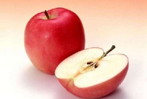 10大廉价长寿食物 竟然每天都在吃每日吃一个苹果可以大幅降低患老年痴呆症的风险。苹果含有的栎精不仅具有消炎作用，还能阻止癌细胞发展。苹果同时富含维生素和矿物质，能够提高人体免疫力，改善心血管功能。【详细】卫生健康|健康图集