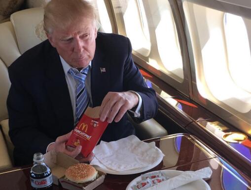 特朗普为养生调整食谱 却被记者拍到吃汉堡了