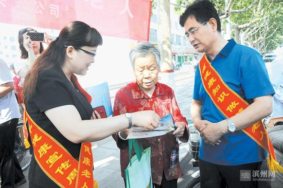 6月11日，博兴县开展老年健康宣传周活动。