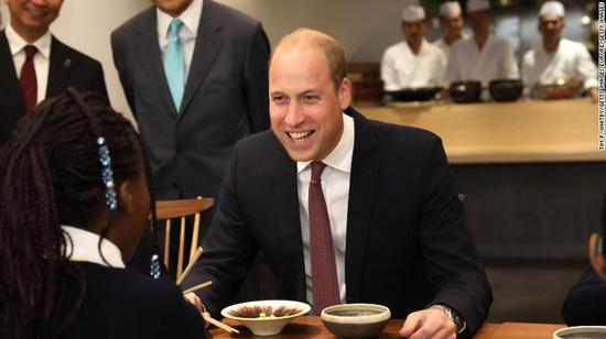原标题：超尴尬！威廉王子把日料说成中餐，还当着日本副首相的面