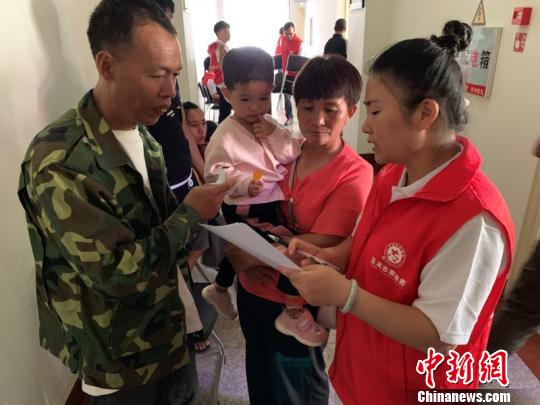 图为志愿者服务先心病患儿与其家长。　王磊 摄