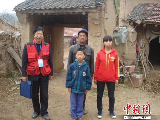 图为王小平在乡下“助学”走访。(资料图) 钟欣 摄