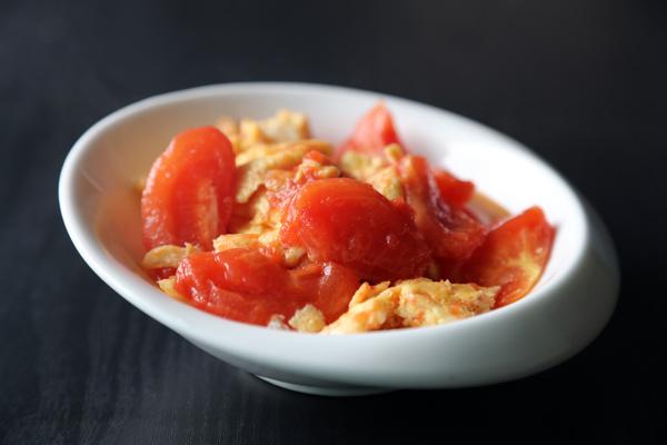 西红柿营养很丰富，尤其是这种物质！但2个食用禁忌要知道