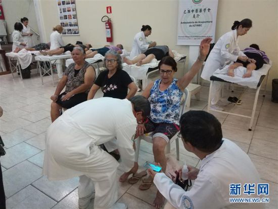 4月7日，在巴西科蒂亚市，针灸师在老年人活动中心为病人治疗。 新华社记者宫若涵摄