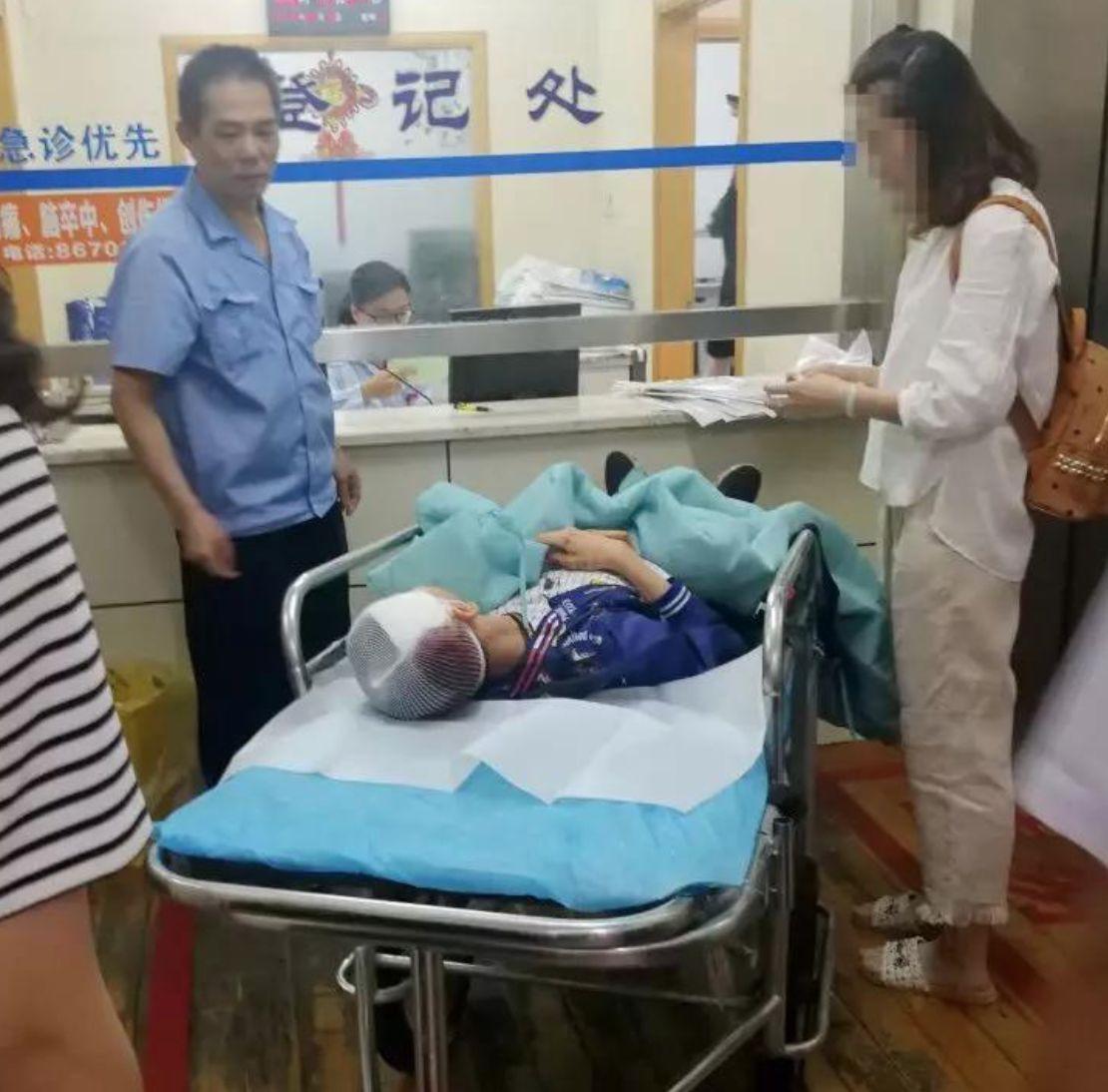 江苏江阴一10岁男童被坠落钢管砸中头 医院：已脱险