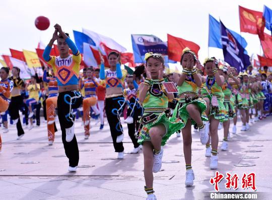 2014年全国全民健身操舞大赛总决赛9日在山东省青岛市汇泉广场开幕。来自全国20多个分站赛26个省市选拔、推荐的254支参赛队伍、4300余名运动员参加本次比赛。　王曦　摄