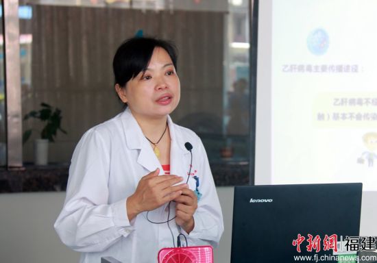 主任医师郑玲呼吁人们正视肝炎。苏新宏摄
