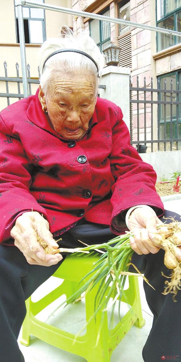 106岁老人的长寿秘诀 心态好生活规律家庭和睦