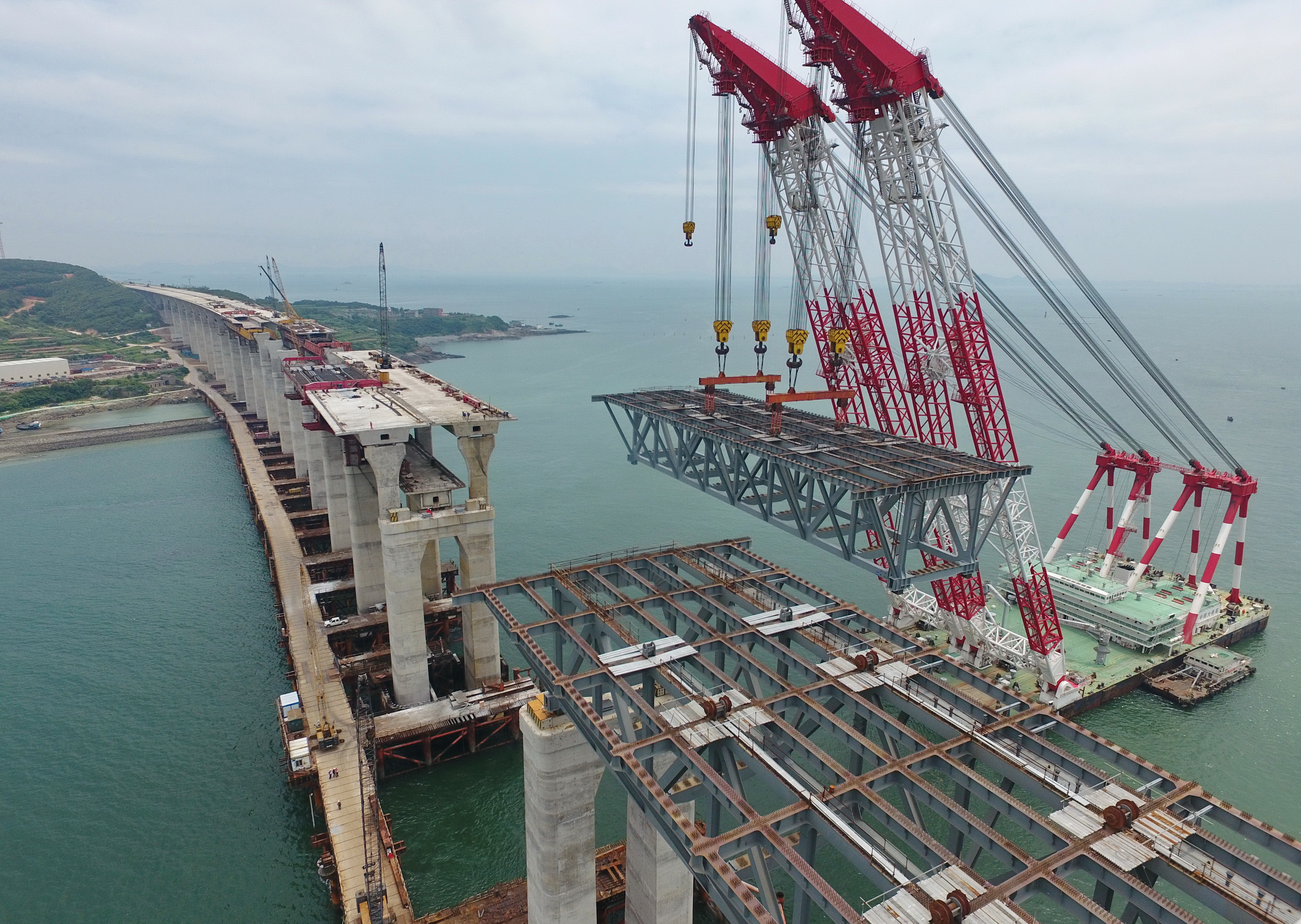 平潭海峡公铁两用大桥全桥非通航孔钢桁梁全部架设完成