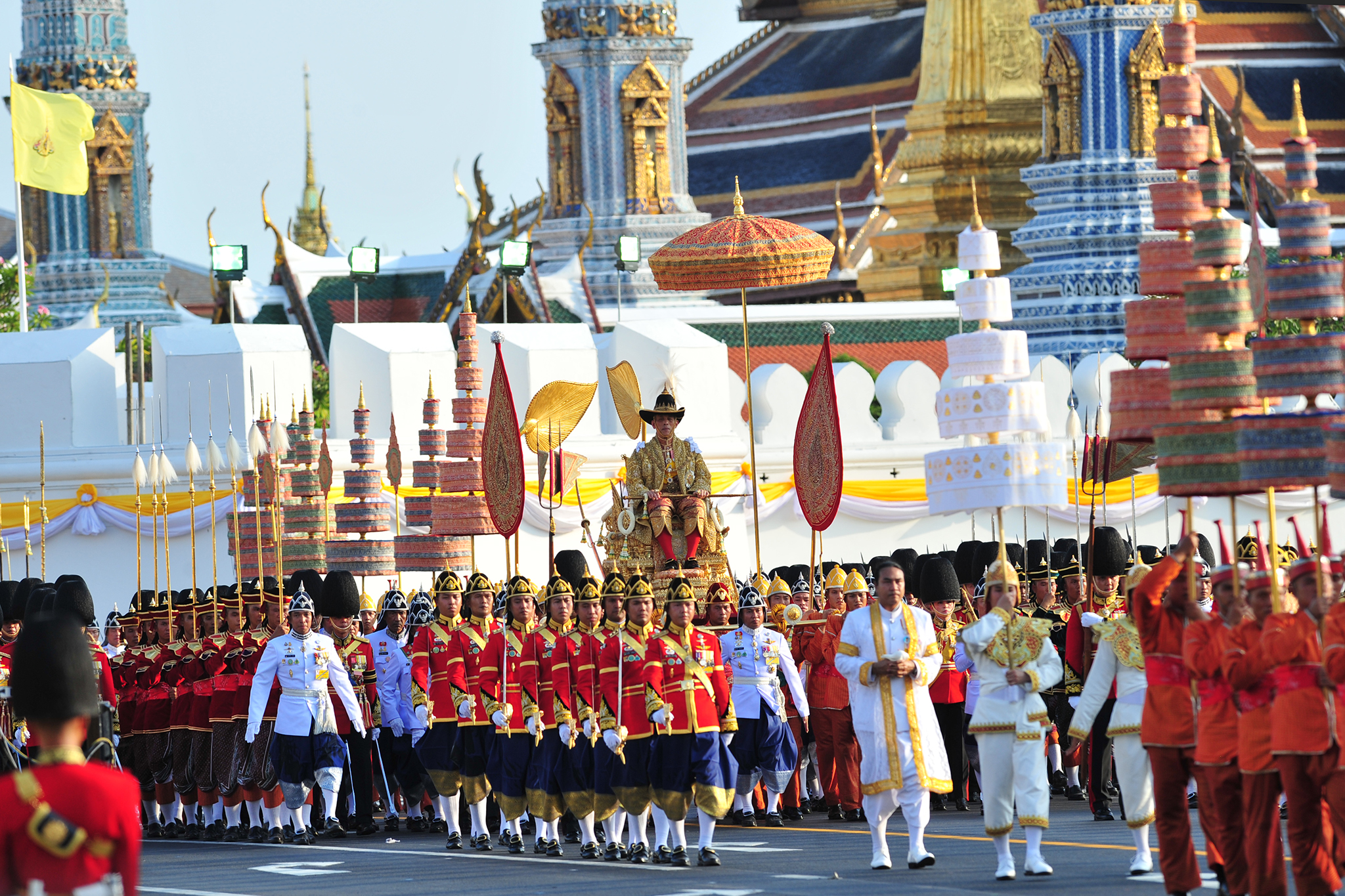 泰国国王加冕典礼巡游在曼谷举行