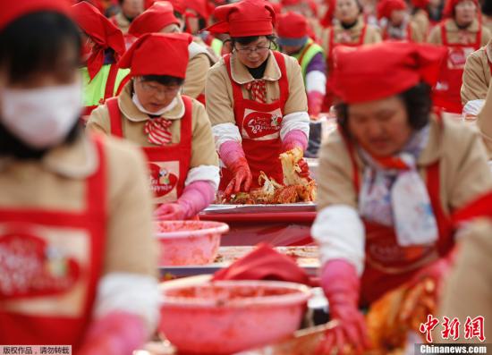 当地时间2013年11月13日，韩国首尔，韩国举行爱心泡菜分享活动，超过三千名参加者现场组成爱心形状，集体腌制250吨的泡菜。