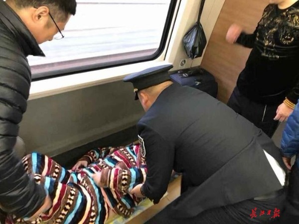 老人脊柱受伤，列车长想法让她在动车上享受卧