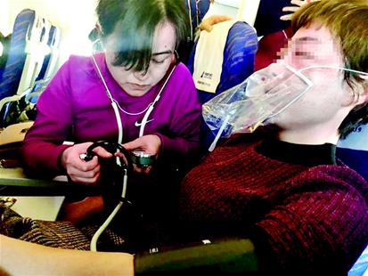 武汉飞往海口的航班上乘客发急病 眼科女医生成功抢救患者