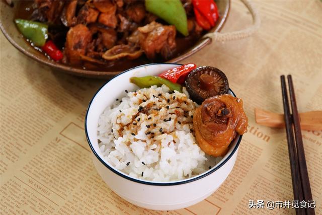 这菜是吃米饭的绝配，被称为“鲁菜一绝”，放进锅中越焖越香