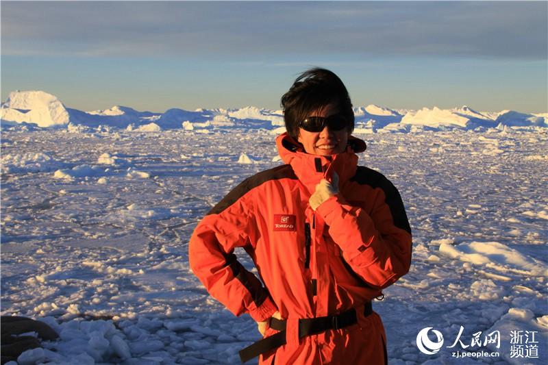 作为“雪龙”号极地科考船历史上首位女驾驶员，参加中国第26次南极科考和第4次北极科考的商船学院教师谢洁瑛，零距离触摸南北极，感受大自然的奇妙与美好。受访者供图