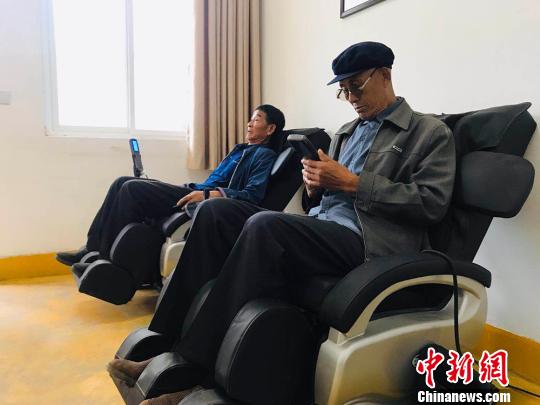 袁家坝村老年人使用按摩椅。　艾庆龙 摄