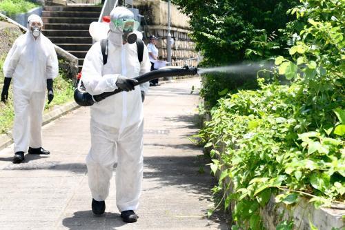 资料图：香港食卫署人员使用雾化处理方法，杀灭成蚊预防登革热。图片来源：香港特区政府新闻网