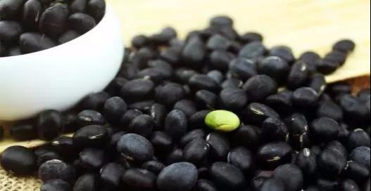 黑豆虽然营养丰富，但是这2种人尽量少吃，小心吃坏身子